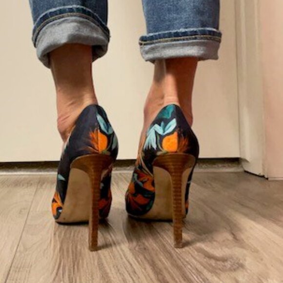 Nine West- Navy and Tropical floral stiletto- Size 9 - Picture 3 of 13